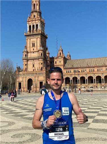 Der glückliche Michael Krämer nach dem erfolgreichen Marathon mit seiner persönlichen Bestzeit.