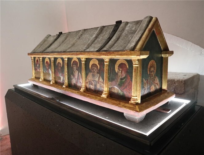 Der gotische Reliquienschrein wurde restauriert und nun in der modernen Matthiaskapelle im Andernacher Mariendom aufgestellt.