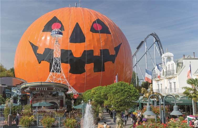 Der größte Kürbis der Welt lädt alle Wagemutigen zu einer rasanten Fahrt mit dem Pumpkin Coaster ein.
