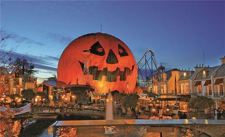 Der größte Kürbis der Welt lädt zur Fahrt im Pumpkin Coaster ein. privat