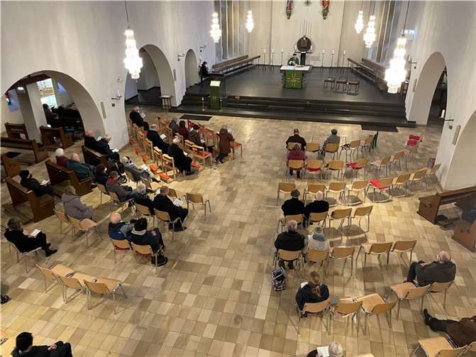 Der größte Teil der langen und schweren dunklen Holzbänke wurde in die nach der Flut leere Schützenhalle gebracht. Stattdessen stehen jetzt viele helle Stühle im Kirchenraum, ergänzt um einige der kleineren Bänke an den Seiten. Fotos: privat