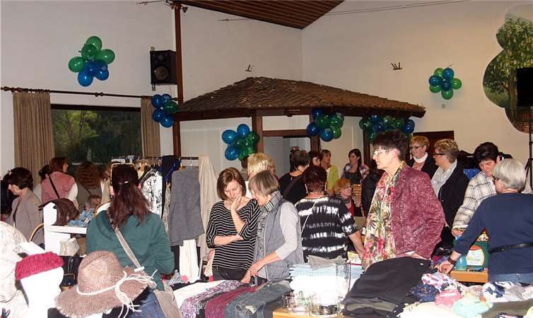 Der große Andrang beim ersten Nachtflohmarkt übertraf alle Erwartungen. RÜ