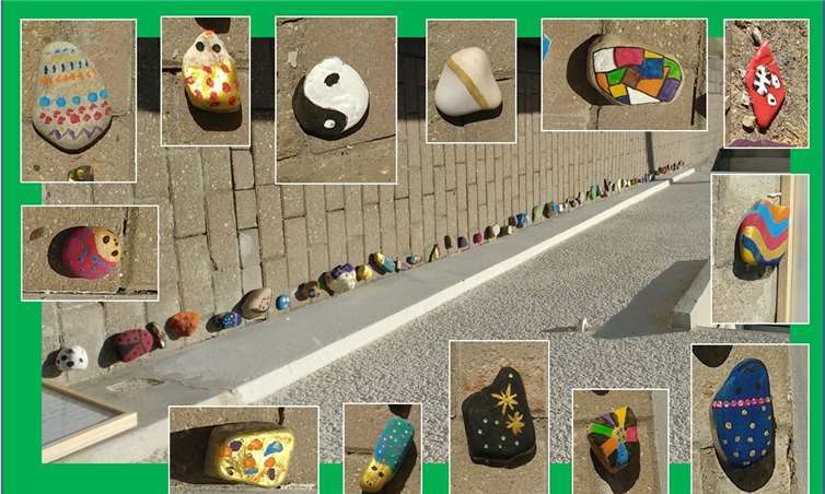 Der große Anfang einer 400 m langen Steinschlange in Villip ist bereits gelegt. Fortsetzung folgt; und jeder kann mitmachen, bitten die Schwestern Alva und Nola aus der Pecher Hauptstraße..Fotos: Privat