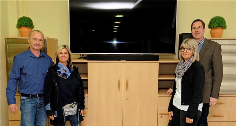 Der große Fernseher im Saal des Seniorenzentrums wurde vom Förderverein übergeben: (v.l.) Jürgen Senft, Heidi Grabowski, Ulla Schlöffel, Hans-Peter Mayer.Foto: privat