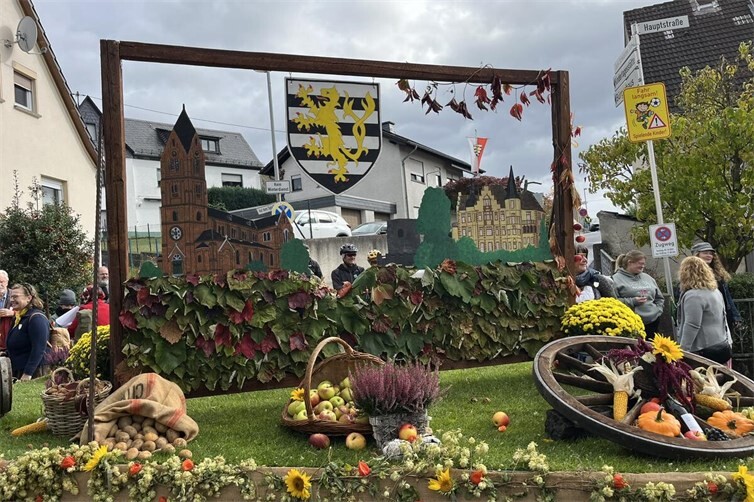 Der große Festumzug bildet das Highlight des Dattenberger Erntedank- und Winzerfestes.