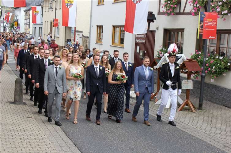 Der große Festzug am Sonntag, bei dem die Junggesellen die Mädchen des Ortes abholen, ist alljährlich einer der Höhepunkte der Waldorfer Kirmes.