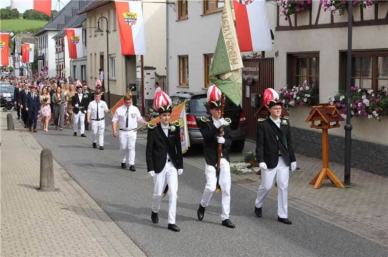 Der große Festzug am Sonntag, bei dem die Junggesellen die Mädchen des Ortes abholen, ist alljährlich einer der Höhepunkte der Waldorfer Kirmes.