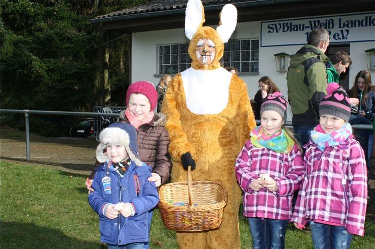 Der große Landkerner Osterhase ging zusammen mit den Kindern auf Osternest-Suche und verteilte überdies noch bunte Ostereier und Süßes. TE