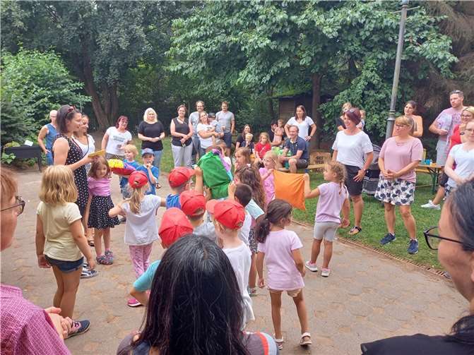 Der große Moment: die Kinder wurden durch das Tuch ,,WKZ 2022“ aus der Kita geworfen.  Quellen: VG Weißenthurm