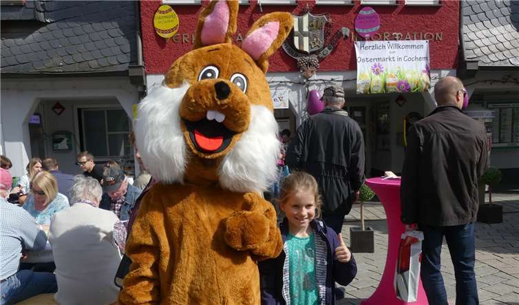 Der große Osterhase hatte es mit seinen süßen Gaumen-freuden vor allem den kleinen Marktfreunden angetan.