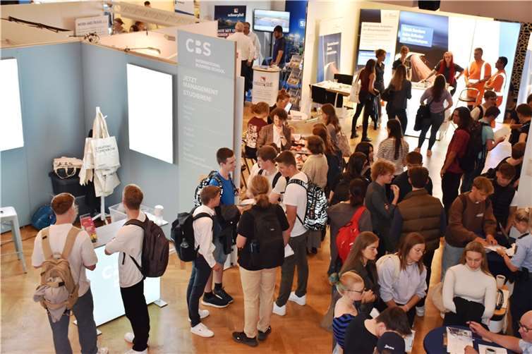 Der große Saal der Rhein Mosel Halle war bei der vocatium gefüllt mit Ständen.