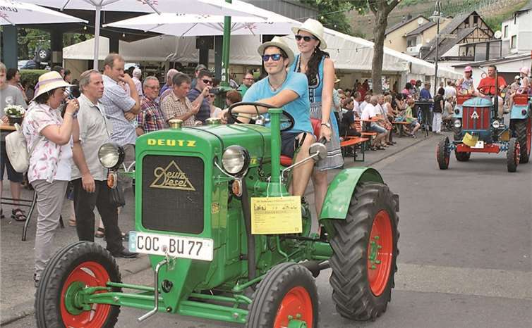Der große Umzug mit hunderten historischen Schleppern, Traktoren und Bulldogs bildet alljährlich den Höhepunkt des Senheimer Weinfestes.