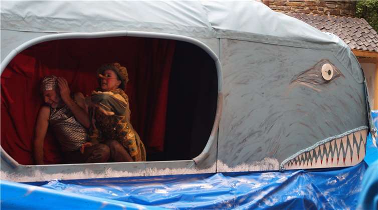 Der große Wal hat Pinocchio verschluckt, im Bauch trifft er den Thunfisch. Fotos: SEL