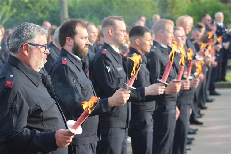 Der große Zapfenstreich bot am Feuerwehrhaus an der Heerstraße ein beeindruckendes Bild.  Foto: DU