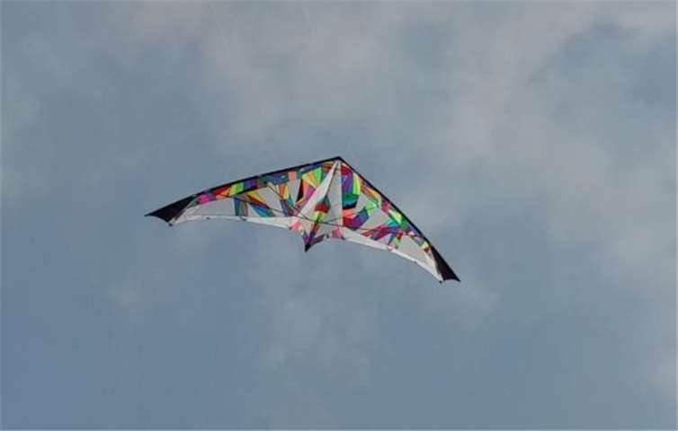 Der große bunte Lenkdrachen bei seinem Jungfernflug.