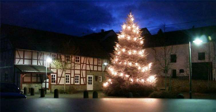 Der große leuchtende Tannenbaum trägt zur besonderen Atmosphäre bei. privat