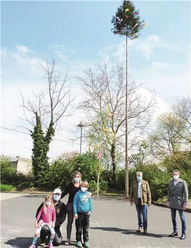 Der große und der kleine Maibaum auf dem Mendiger Marktplatz: V.links: Tilda, Tim, Tammy und Tom Herrmann sowie Stadtbürgermeister Hans Peter Ammel und Marc Ruland –MdL-.