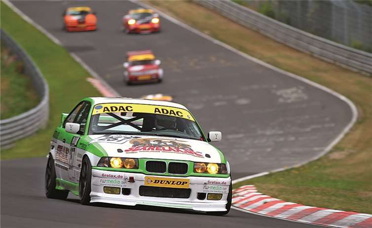 Der grün-weiße BMW 325i mit der Startnummer 257 ist wieder unterwegs. privat