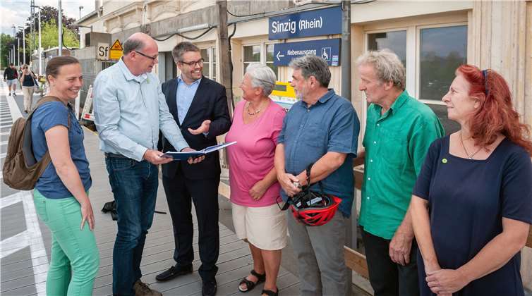 Der grüne Bundestagsabgeordnete Dr. Tobias Lindner (3.v.l.) besichtigte mit Mitgliedern des Ortsverbands Sinzig von Bündnis 90/Die Grünen den in Modernisierung befindlichen Bahnhof Sinzig: Stefani Jürries (v.l.), Geschäftsführer Hardy Rehmann, Dr. Tobias Lindner, die Beigeordnete Claudia Thelen, Claus-Jürgen Wilmers, der Ortsverbandsvorsitzende Klaus Hahn und Dr. Natalie Wendisch.Foto: privat