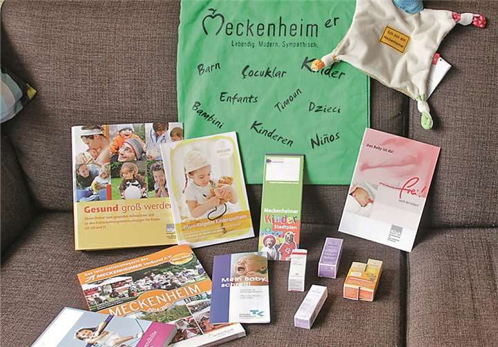 Der grüne Stoffbeutel der Stadt Meckenheim mit dem Aufdruck „Kinder“ in vielen verschiedenen Sprachen, enthält allerlei Geschenke für die Kinder und deren Eltern.