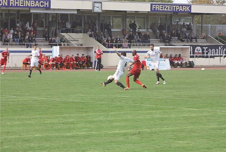 Der gut aufgelegte Ralf Neumann beschäftigt die Abwehrreihe von Hennef und erzielte später auch die Führung für den VfL.privat