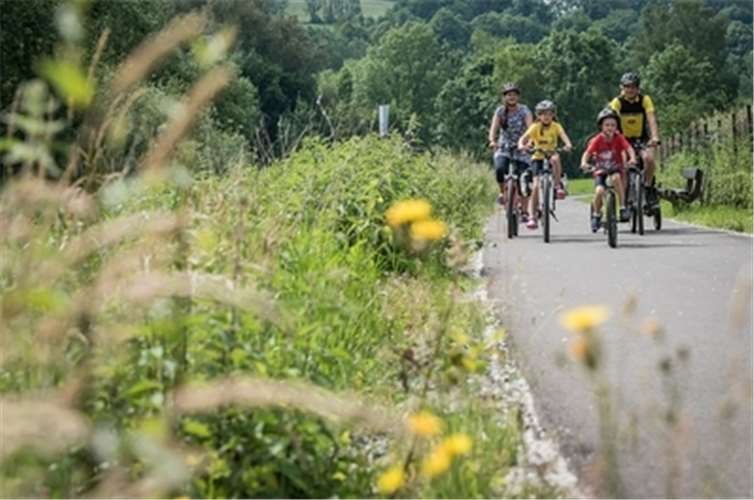 Der gut ausgebaute Wiedtal-Radweg ist idealfür Familienausflüge mit Kindern.Fotos: Andreas Pacek /Touristik-Verband Wiedtal
