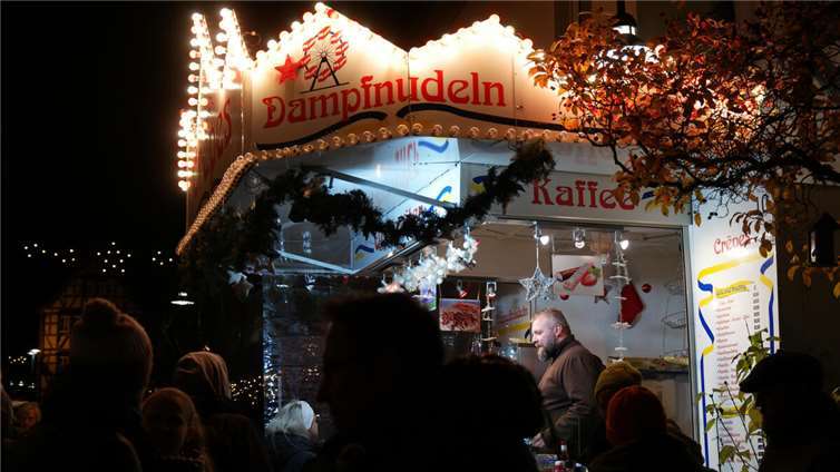 Der gut besuchte Dampfnudelstand erfüllte den gesamten Weihnachtsmarkt mit seinem verlockenden Duft.