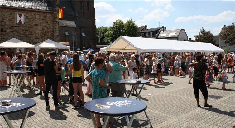 Der gut gefüllte Dorfplatz bei Kaiserwetter.Foto: privat