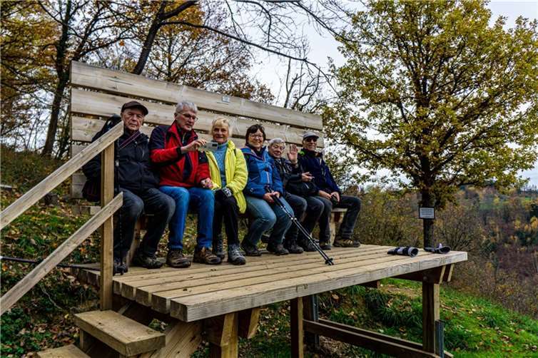 Der gut möblierte Weg bietet vielfältige Rastmöglichkeiten, wie auf dieser Riesensitzbank mit herrlicher Aussicht, erstellt von den rührigen Rentnern.  Foto: Eifelverein Bad Breisig e.V.