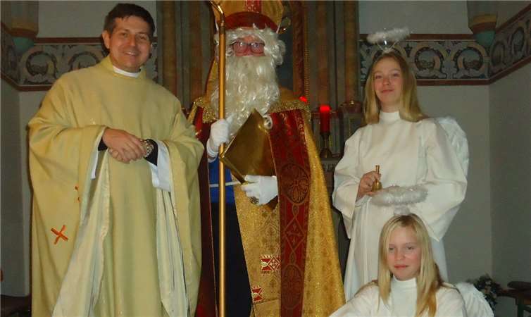 Der heilige Bischof Nikolaus (Werner Grüber) stattete mit seinen beiden Engeln der Gottesdienstgemeinde in souveräner und bewährter Weise seinen Besuch ab.privat