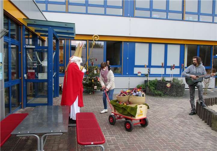 Der heilige Mann hatte viele Geschenke mit dabei.