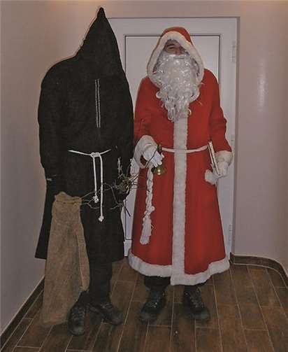 Der heilige Mann sein treuer Gehilfe Knecht Ruprecht in Burgen. Privat