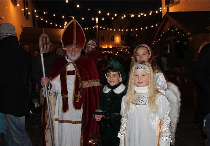 Der heilige Nikolaus besuchte mit seinen Engeln den Adventsmarkt in Münstermaifeld.