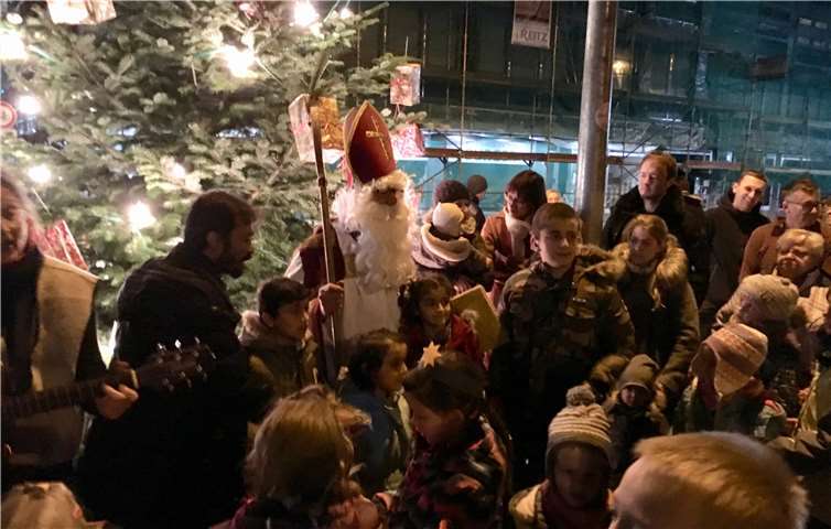 Der heilige Nikolaus stand beim Weihnachtsbaum-Ansingen in Heimerzheim im Mittelpunkt.privat