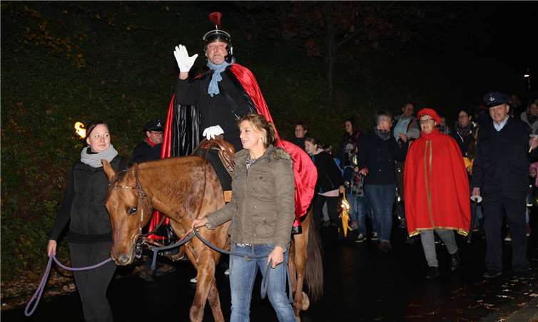 Der heilige St. Martin hatte auch zu den Cochemer Umzügen seinen treuen Vierbeiner mitgebracht.-TE-