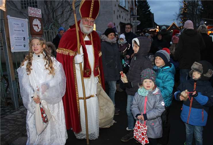 Der heilige St. Nikolaus, unterstützt durch seinen Engel, beschenkte die kleinen Besucher auf dem Mörzer Weihnachtsmarkt.