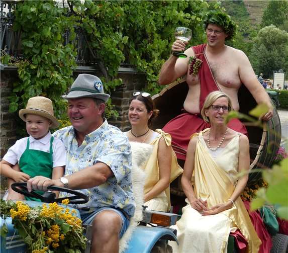 Der heimische Bacchus Karsten und seine beiden BacchantinnenSylvia und Stefanie ließen sich traditionell mit Weinfass chauffieren.