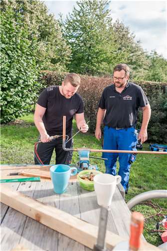 Der heimische Bundestagsabgeordnete Martin Diedenhofen packte im Rahmen seiner Praktikumsreihe für einen Tag bei Heizungsbauer Daniel Jansen mit an. Foto: Martin Schmitz