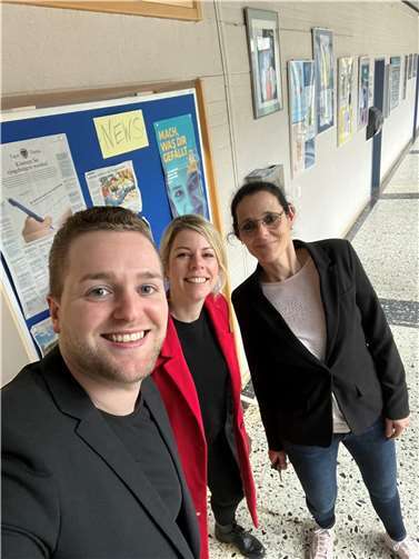 Der heimische Bundestagsabgeordnete Martin Diedenhofen und die Neuwieder Landtagsabgeordnete Lana Horstmann in der Realschule plus in Puderbach. Quelle: Büro von Martin Diedenhofen