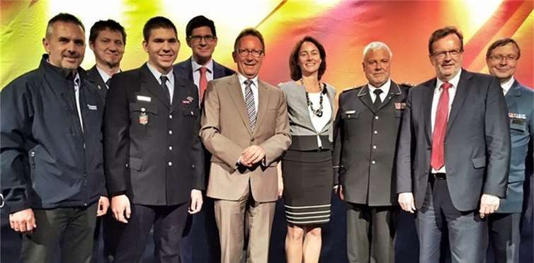 Der heimische CDU-Bundestagsabgeordnete Erwin Rüddel (Bildmitte) traf sich in Berlin mit Führungskräften, Funktionsträgern und interessierten Angehörigen von Feuerwehren aus der Region. privat