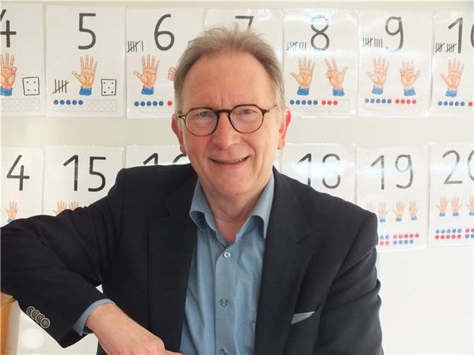 Der heimische CDU-Bundestagsabgeordnete Erwin Rüddel beim Informationsbesuch der Lukas-Schule in Dierdorf-Wienau. Foto: Reinhard Vanderfuhr / Büro Rüddel