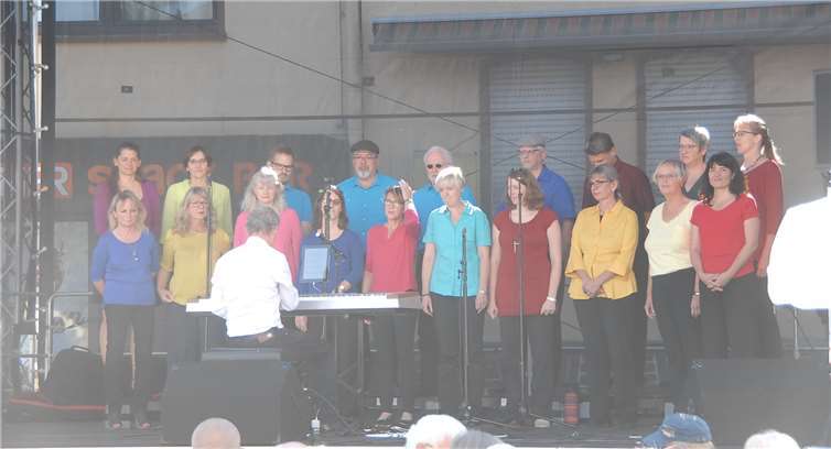 Die Kannenbäckerstadt bat zu Tisch Der heimische Chor „Choriander“ begeistertemit buntem Outfit und schwungvollen Melodien.