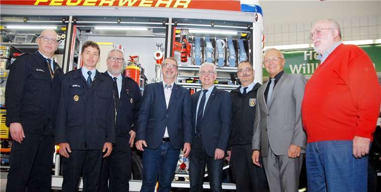 Der heimische Landtagsabgeordnete, der Landrat, der VG-Bürgermeister und vieleandere Repräsentanten des öffentlichen Lebens waren gekommen, um das neueHightech-Einsatzfahrzeug der Puderbacher Feuerwehr zu besichtigen. Fotos: KER