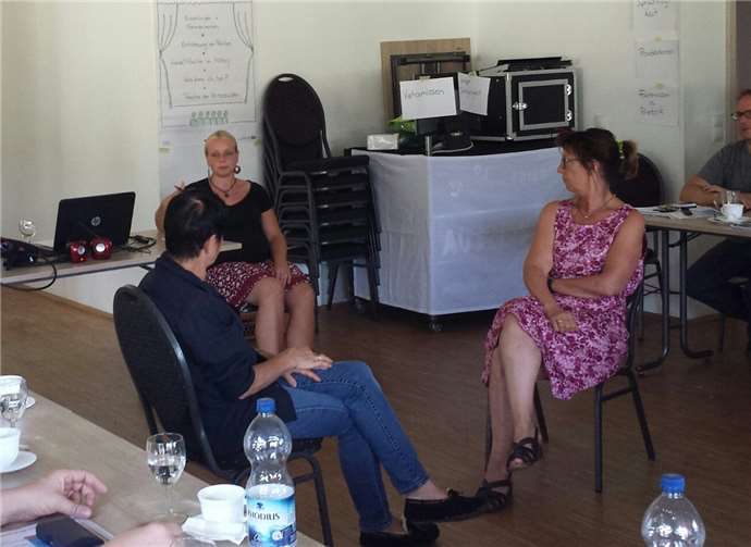 „Der heiße Stuhl“ – Eine Übung zum Umgang mit rechten Parolen mit anschließendem Feedback durch die beobachtenden Teilnehmer.