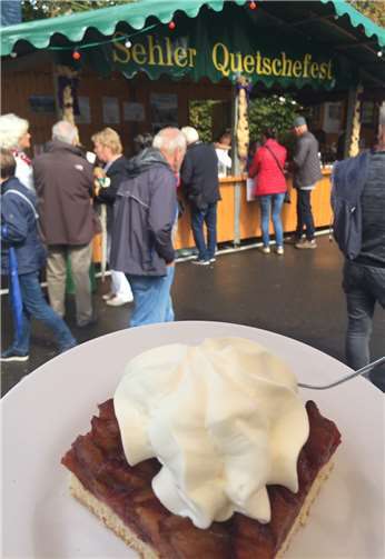 Der herzhafte Biss in die süße Köstlichkeit hinterließ allenthalben einen Sahnetupfer auf der Nase.