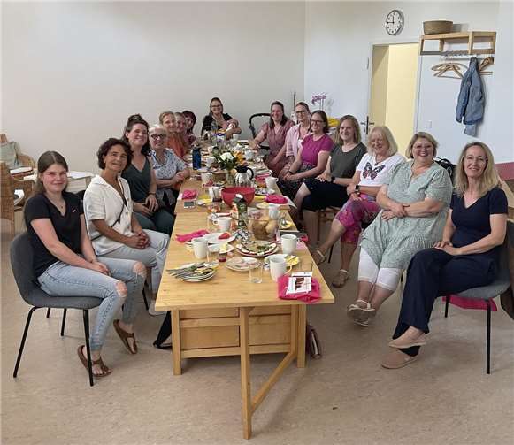 Der herzliche Austausch zwischen allen Beteiligten sorgte für fröhliche Gesichter.  Foto: Christa Fröhlich