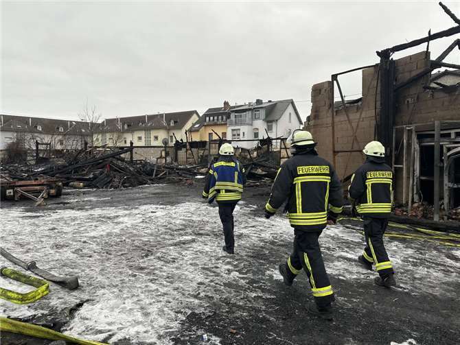 Der historische Lokschuppen im Stadtteil Engers brannte vollständig nieder.Foto: Ulf Steffenfauseweh