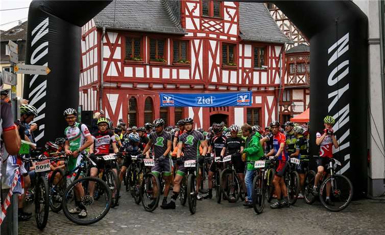 Der historische Ortskern war Startpunkt und Zieleinfahrt . EP