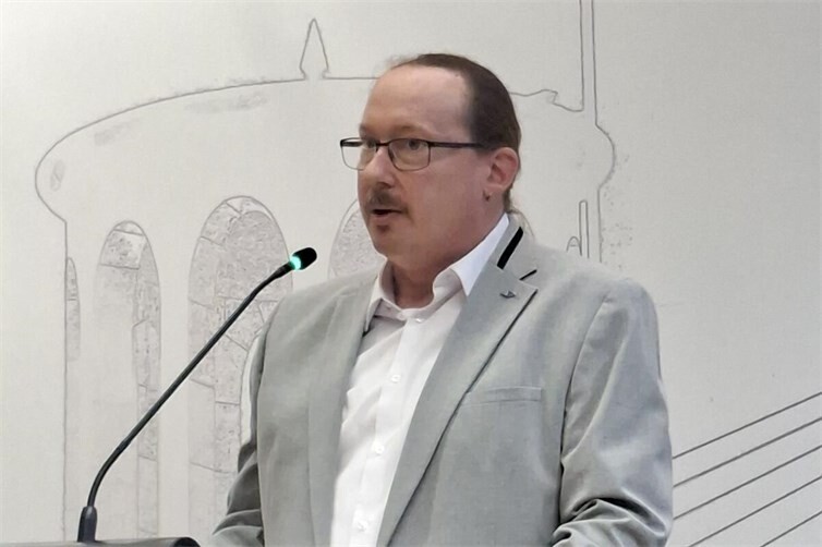 Der ich tu’s Fraktionsvorsitzende Patrick Simmer bei seiner Rede vor dem Stadtrat Neuwied