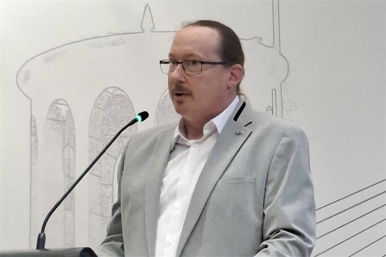 Der ich tu’s Fraktionsvorsitzende Patrick Simmer bei seiner Rede vor dem Stadtrat Neuwied